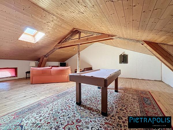 Maison de caractère de 278m2 m² , +500m2 de cours intérieure, 3 places de parkings au coeur du village de Vaure à Loudes.
