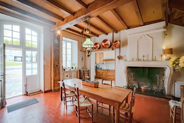 MAGNIFIQUE MAISON DE MAITRE AVEC DEPENDANCES EN GRANDE CHAMPAGNE SUR +/- 3 HA