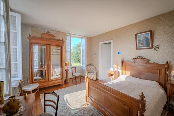 MAGNIFIQUE MAISON DE MAITRE AVEC DEPENDANCES EN GRANDE CHAMPAGNE SUR +/- 3 HA