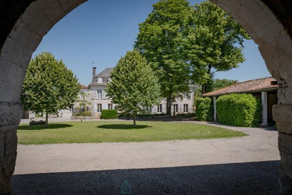 MAGNIFIQUE MAISON DE MAITRE AVEC DEPENDANCES EN GRANDE CHAMPAGNE SUR +/- 3 HA