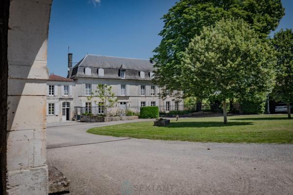 MAGNIFIQUE MAISON DE MAITRE AVEC DEPENDANCES EN GRANDE CHAMPAGNE SUR +/- 3 HA
