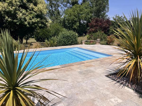 Grande Maison Individuelle avec Jardin et Piscine