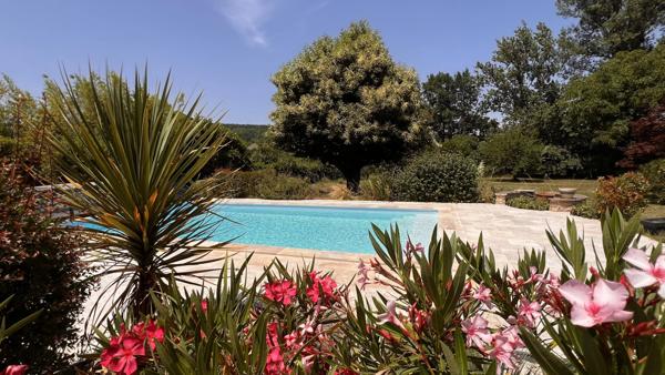 Grande Maison Individuelle avec Jardin et Piscine