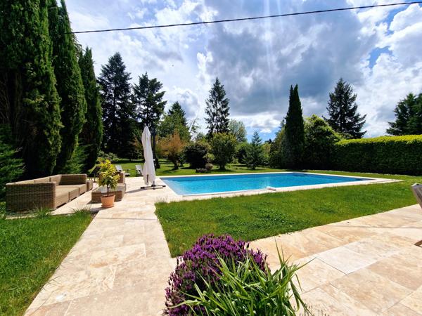 Magnifique propriété avec deux piscines sur les rives du Lot