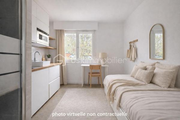 Situé dans un secteur très recherché, découvrez cet ensemble de 3 studios / chambres de service, proposés à l’unité ou en lot, idéal pour un investissement locatif rentable et sécurisé.

À seulement 6 minutes à pied du centre-ville, à proximité immédiate des transports, commerces et commodités.

💰 Prix : 73 000 €  Lot n°80
💼 Possibilité d’acquérir deux autre lots  
Prix : 73 000€ Lot n°79 
Prix : 65 000€ Lot n°81

Des espaces optimisés pour la rentabilité :
Coin nuit aménagé
Kitchenette fonctionnelle
Salle d’eau privative
Belle luminosité

🚻 WC sur le palier, partagés entre 4 lots, permettant une optimisation des surfaces et une meilleure rentabilité locative.

Un investissement idéal :
Forte demande locative (étudiants / jeunes actifs)
Faibles charges
Idéal en location meublée ou courte durée (type Airbnb)
Fort potentiel de rendement
Ticket d’entrée accessible
Bien rare sur le secteur

👉 Opportunité à saisir rapidement ! contactez-moi dès maintenant pour plus d'informations ou organiser une visite .