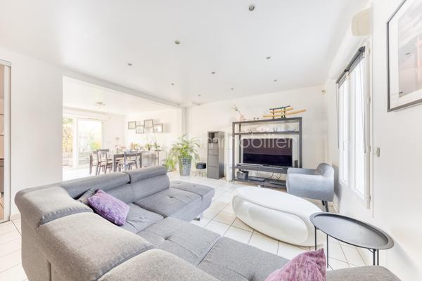 Située dans un environnement calme et recherché de Neuilly-sur-Marne, cette belle maison familiale de 125 m², construite sur vide sanitaire, offre un cadre de vie idéal pour une famille en quête d’espace, de confort et de tranquillité.
 Dès l’entrée, vous découvrirez un vaste double séjour traversant, baigné de lumière naturelle.
 Son ambiance chaleureuse et ses beaux volumes en font un véritable cœur de maison. La cuisine ouverte et conviviale, prolonge harmonieusement l’espace de vie et invite aux moments de partage.
 À l’étage, la maison propose 4 belles chambres aux grands volumes confortables ainsi qu’une grande salle de bain de 10M² fonctionnelle et divisible afin d'en créer deux, parfaitement adaptée à la vie de famille.
 À l’extérieur, le charme continue avec un agréable jardin exposé plein sud.
 Au fond du jardin, une dépendance offre de nombreuses possibilités : bureau pour le télétravail, atelier créatif, salle de jeux ou espace de rangement ou de vie.
 Un garage attenant à la maison complète ce bien.
 Aucun travaux à prévoir : cette maison soigneusement entretenue est prête à accueillir ses nouveaux propriétaires.