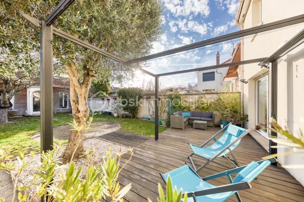 Située dans un environnement calme et recherché de Neuilly-sur-Marne, cette belle maison familiale de 125 m², construite sur vide sanitaire, offre un cadre de vie idéal pour une famille en quête d’espace, de confort et de tranquillité.
 Dès l’entrée, vous découvrirez un vaste double séjour traversant, baigné de lumière naturelle.
 Son ambiance chaleureuse et ses beaux volumes en font un véritable cœur de maison. La cuisine ouverte et conviviale, prolonge harmonieusement l’espace de vie et invite aux moments de partage.
 À l’étage, la maison propose 4 belles chambres aux grands volumes confortables ainsi qu’une grande salle de bain de 10M² fonctionnelle et divisible afin d'en créer deux, parfaitement adaptée à la vie de famille.
 À l’extérieur, le charme continue avec un agréable jardin exposé plein sud.
 Au fond du jardin, une dépendance offre de nombreuses possibilités : bureau pour le télétravail, atelier créatif, salle de jeux ou espace de rangement ou de vie.
 Un garage attenant à la maison complète ce bien.
 Aucun travaux à prévoir : cette maison soigneusement entretenue est prête à accueillir ses nouveaux propriétaires.