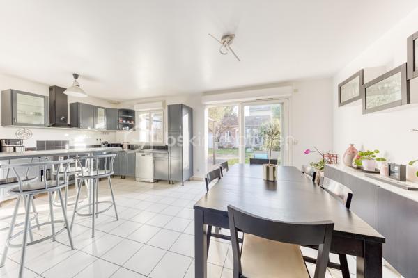 Située dans un environnement calme et recherché de Neuilly-sur-Marne, cette belle maison familiale de 125 m², construite sur vide sanitaire, offre un cadre de vie idéal pour une famille en quête d’espace, de confort et de tranquillité.
 Dès l’entrée, vous découvrirez un vaste double séjour traversant, baigné de lumière naturelle.
 Son ambiance chaleureuse et ses beaux volumes en font un véritable cœur de maison. La cuisine ouverte et conviviale, prolonge harmonieusement l’espace de vie et invite aux moments de partage.
 À l’étage, la maison propose 4 belles chambres aux grands volumes confortables ainsi qu’une grande salle de bain de 10M² fonctionnelle et divisible afin d'en créer deux, parfaitement adaptée à la vie de famille.
 À l’extérieur, le charme continue avec un agréable jardin exposé plein sud.
 Au fond du jardin, une dépendance offre de nombreuses possibilités : bureau pour le télétravail, atelier créatif, salle de jeux ou espace de rangement ou de vie.
 Un garage attenant à la maison complète ce bien.
 Aucun travaux à prévoir : cette maison soigneusement entretenue est prête à accueillir ses nouveaux propriétaires.
