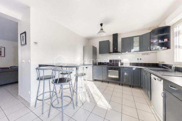 Située dans un environnement calme et recherché de Neuilly-sur-Marne, cette belle maison familiale de 125 m², construite sur vide sanitaire, offre un cadre de vie idéal pour une famille en quête d’espace, de confort et de tranquillité.
 Dès l’entrée, vous découvrirez un vaste double séjour traversant, baigné de lumière naturelle.
 Son ambiance chaleureuse et ses beaux volumes en font un véritable cœur de maison. La cuisine ouverte et conviviale, prolonge harmonieusement l’espace de vie et invite aux moments de partage.
 À l’étage, la maison propose 4 belles chambres aux grands volumes confortables ainsi qu’une grande salle de bain de 10M² fonctionnelle et divisible afin d'en créer deux, parfaitement adaptée à la vie de famille.
 À l’extérieur, le charme continue avec un agréable jardin exposé plein sud.
 Au fond du jardin, une dépendance offre de nombreuses possibilités : bureau pour le télétravail, atelier créatif, salle de jeux ou espace de rangement ou de vie.
 Un garage attenant à la maison complète ce bien.
 Aucun travaux à prévoir : cette maison soigneusement entretenue est prête à accueillir ses nouveaux propriétaires.