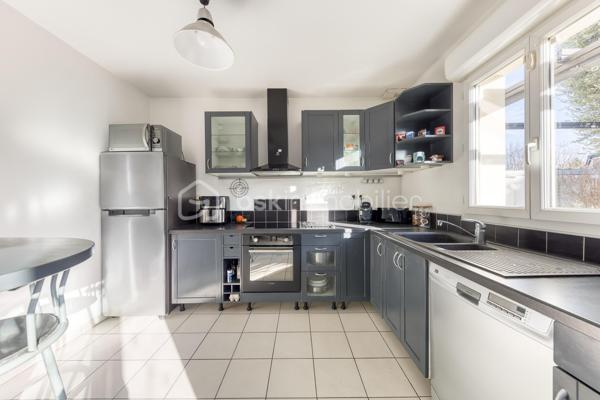 Située dans un environnement calme et recherché de Neuilly-sur-Marne, cette belle maison familiale de 125 m², construite sur vide sanitaire, offre un cadre de vie idéal pour une famille en quête d’espace, de confort et de tranquillité.
 Dès l’entrée, vous découvrirez un vaste double séjour traversant, baigné de lumière naturelle.
 Son ambiance chaleureuse et ses beaux volumes en font un véritable cœur de maison. La cuisine ouverte et conviviale, prolonge harmonieusement l’espace de vie et invite aux moments de partage.
 À l’étage, la maison propose 4 belles chambres aux grands volumes confortables ainsi qu’une grande salle de bain de 10M² fonctionnelle et divisible afin d'en créer deux, parfaitement adaptée à la vie de famille.
 À l’extérieur, le charme continue avec un agréable jardin exposé plein sud.
 Au fond du jardin, une dépendance offre de nombreuses possibilités : bureau pour le télétravail, atelier créatif, salle de jeux ou espace de rangement ou de vie.
 Un garage attenant à la maison complète ce bien.
 Aucun travaux à prévoir : cette maison soigneusement entretenue est prête à accueillir ses nouveaux propriétaires.