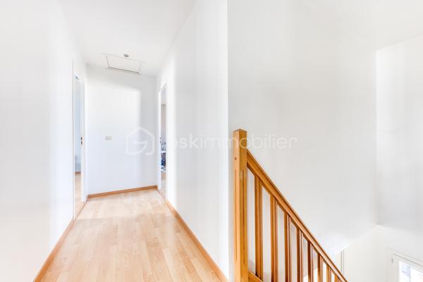 Située dans un environnement calme et recherché de Neuilly-sur-Marne, cette belle maison familiale de 125 m², construite sur vide sanitaire, offre un cadre de vie idéal pour une famille en quête d’espace, de confort et de tranquillité.
 Dès l’entrée, vous découvrirez un vaste double séjour traversant, baigné de lumière naturelle.
 Son ambiance chaleureuse et ses beaux volumes en font un véritable cœur de maison. La cuisine ouverte et conviviale, prolonge harmonieusement l’espace de vie et invite aux moments de partage.
 À l’étage, la maison propose 4 belles chambres aux grands volumes confortables ainsi qu’une grande salle de bain de 10M² fonctionnelle et divisible afin d'en créer deux, parfaitement adaptée à la vie de famille.
 À l’extérieur, le charme continue avec un agréable jardin exposé plein sud.
 Au fond du jardin, une dépendance offre de nombreuses possibilités : bureau pour le télétravail, atelier créatif, salle de jeux ou espace de rangement ou de vie.
 Un garage attenant à la maison complète ce bien.
 Aucun travaux à prévoir : cette maison soigneusement entretenue est prête à accueillir ses nouveaux propriétaires.