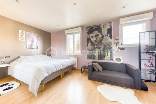 Située dans un environnement calme et recherché de Neuilly-sur-Marne, cette belle maison familiale de 125 m², construite sur vide sanitaire, offre un cadre de vie idéal pour une famille en quête d’espace, de confort et de tranquillité.
 Dès l’entrée, vous découvrirez un vaste double séjour traversant, baigné de lumière naturelle.
 Son ambiance chaleureuse et ses beaux volumes en font un véritable cœur de maison. La cuisine ouverte et conviviale, prolonge harmonieusement l’espace de vie et invite aux moments de partage.
 À l’étage, la maison propose 4 belles chambres aux grands volumes confortables ainsi qu’une grande salle de bain de 10M² fonctionnelle et divisible afin d'en créer deux, parfaitement adaptée à la vie de famille.
 À l’extérieur, le charme continue avec un agréable jardin exposé plein sud.
 Au fond du jardin, une dépendance offre de nombreuses possibilités : bureau pour le télétravail, atelier créatif, salle de jeux ou espace de rangement ou de vie.
 Un garage attenant à la maison complète ce bien.
 Aucun travaux à prévoir : cette maison soigneusement entretenue est prête à accueillir ses nouveaux propriétaires.