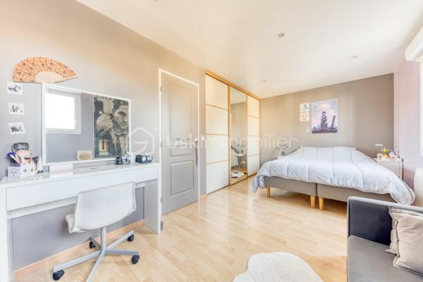 Située dans un environnement calme et recherché de Neuilly-sur-Marne, cette belle maison familiale de 125 m², construite sur vide sanitaire, offre un cadre de vie idéal pour une famille en quête d’espace, de confort et de tranquillité.
 Dès l’entrée, vous découvrirez un vaste double séjour traversant, baigné de lumière naturelle.
 Son ambiance chaleureuse et ses beaux volumes en font un véritable cœur de maison. La cuisine ouverte et conviviale, prolonge harmonieusement l’espace de vie et invite aux moments de partage.
 À l’étage, la maison propose 4 belles chambres aux grands volumes confortables ainsi qu’une grande salle de bain de 10M² fonctionnelle et divisible afin d'en créer deux, parfaitement adaptée à la vie de famille.
 À l’extérieur, le charme continue avec un agréable jardin exposé plein sud.
 Au fond du jardin, une dépendance offre de nombreuses possibilités : bureau pour le télétravail, atelier créatif, salle de jeux ou espace de rangement ou de vie.
 Un garage attenant à la maison complète ce bien.
 Aucun travaux à prévoir : cette maison soigneusement entretenue est prête à accueillir ses nouveaux propriétaires.
