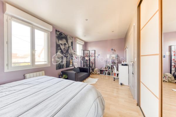 Située dans un environnement calme et recherché de Neuilly-sur-Marne, cette belle maison familiale de 125 m², construite sur vide sanitaire, offre un cadre de vie idéal pour une famille en quête d’espace, de confort et de tranquillité.
 Dès l’entrée, vous découvrirez un vaste double séjour traversant, baigné de lumière naturelle.
 Son ambiance chaleureuse et ses beaux volumes en font un véritable cœur de maison. La cuisine ouverte et conviviale, prolonge harmonieusement l’espace de vie et invite aux moments de partage.
 À l’étage, la maison propose 4 belles chambres aux grands volumes confortables ainsi qu’une grande salle de bain de 10M² fonctionnelle et divisible afin d'en créer deux, parfaitement adaptée à la vie de famille.
 À l’extérieur, le charme continue avec un agréable jardin exposé plein sud.
 Au fond du jardin, une dépendance offre de nombreuses possibilités : bureau pour le télétravail, atelier créatif, salle de jeux ou espace de rangement ou de vie.
 Un garage attenant à la maison complète ce bien.
 Aucun travaux à prévoir : cette maison soigneusement entretenue est prête à accueillir ses nouveaux propriétaires.