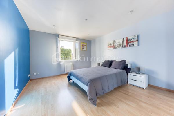 Située dans un environnement calme et recherché de Neuilly-sur-Marne, cette belle maison familiale de 125 m², construite sur vide sanitaire, offre un cadre de vie idéal pour une famille en quête d’espace, de confort et de tranquillité.
 Dès l’entrée, vous découvrirez un vaste double séjour traversant, baigné de lumière naturelle.
 Son ambiance chaleureuse et ses beaux volumes en font un véritable cœur de maison. La cuisine ouverte et conviviale, prolonge harmonieusement l’espace de vie et invite aux moments de partage.
 À l’étage, la maison propose 4 belles chambres aux grands volumes confortables ainsi qu’une grande salle de bain de 10M² fonctionnelle et divisible afin d'en créer deux, parfaitement adaptée à la vie de famille.
 À l’extérieur, le charme continue avec un agréable jardin exposé plein sud.
 Au fond du jardin, une dépendance offre de nombreuses possibilités : bureau pour le télétravail, atelier créatif, salle de jeux ou espace de rangement ou de vie.
 Un garage attenant à la maison complète ce bien.
 Aucun travaux à prévoir : cette maison soigneusement entretenue est prête à accueillir ses nouveaux propriétaires.