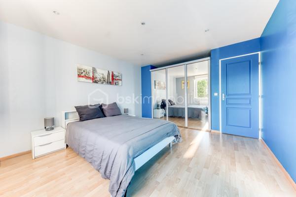 Située dans un environnement calme et recherché de Neuilly-sur-Marne, cette belle maison familiale de 125 m², construite sur vide sanitaire, offre un cadre de vie idéal pour une famille en quête d’espace, de confort et de tranquillité.
 Dès l’entrée, vous découvrirez un vaste double séjour traversant, baigné de lumière naturelle.
 Son ambiance chaleureuse et ses beaux volumes en font un véritable cœur de maison. La cuisine ouverte et conviviale, prolonge harmonieusement l’espace de vie et invite aux moments de partage.
 À l’étage, la maison propose 4 belles chambres aux grands volumes confortables ainsi qu’une grande salle de bain de 10M² fonctionnelle et divisible afin d'en créer deux, parfaitement adaptée à la vie de famille.
 À l’extérieur, le charme continue avec un agréable jardin exposé plein sud.
 Au fond du jardin, une dépendance offre de nombreuses possibilités : bureau pour le télétravail, atelier créatif, salle de jeux ou espace de rangement ou de vie.
 Un garage attenant à la maison complète ce bien.
 Aucun travaux à prévoir : cette maison soigneusement entretenue est prête à accueillir ses nouveaux propriétaires.