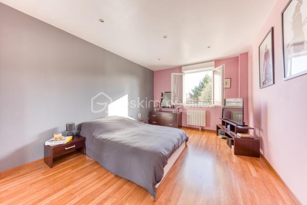 Située dans un environnement calme et recherché de Neuilly-sur-Marne, cette belle maison familiale de 125 m², construite sur vide sanitaire, offre un cadre de vie idéal pour une famille en quête d’espace, de confort et de tranquillité.
 Dès l’entrée, vous découvrirez un vaste double séjour traversant, baigné de lumière naturelle.
 Son ambiance chaleureuse et ses beaux volumes en font un véritable cœur de maison. La cuisine ouverte et conviviale, prolonge harmonieusement l’espace de vie et invite aux moments de partage.
 À l’étage, la maison propose 4 belles chambres aux grands volumes confortables ainsi qu’une grande salle de bain de 10M² fonctionnelle et divisible afin d'en créer deux, parfaitement adaptée à la vie de famille.
 À l’extérieur, le charme continue avec un agréable jardin exposé plein sud.
 Au fond du jardin, une dépendance offre de nombreuses possibilités : bureau pour le télétravail, atelier créatif, salle de jeux ou espace de rangement ou de vie.
 Un garage attenant à la maison complète ce bien.
 Aucun travaux à prévoir : cette maison soigneusement entretenue est prête à accueillir ses nouveaux propriétaires.