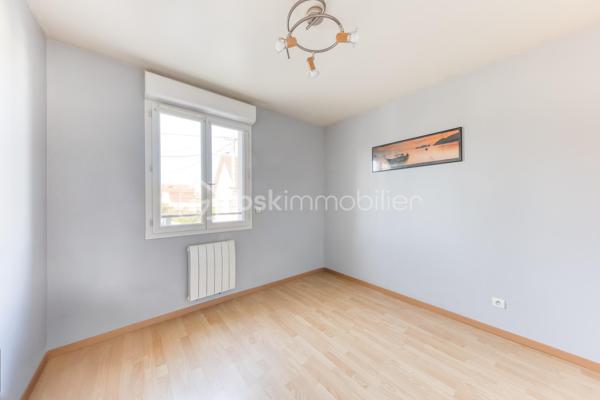 Située dans un environnement calme et recherché de Neuilly-sur-Marne, cette belle maison familiale de 125 m², construite sur vide sanitaire, offre un cadre de vie idéal pour une famille en quête d’espace, de confort et de tranquillité.
 Dès l’entrée, vous découvrirez un vaste double séjour traversant, baigné de lumière naturelle.
 Son ambiance chaleureuse et ses beaux volumes en font un véritable cœur de maison. La cuisine ouverte et conviviale, prolonge harmonieusement l’espace de vie et invite aux moments de partage.
 À l’étage, la maison propose 4 belles chambres aux grands volumes confortables ainsi qu’une grande salle de bain de 10M² fonctionnelle et divisible afin d'en créer deux, parfaitement adaptée à la vie de famille.
 À l’extérieur, le charme continue avec un agréable jardin exposé plein sud.
 Au fond du jardin, une dépendance offre de nombreuses possibilités : bureau pour le télétravail, atelier créatif, salle de jeux ou espace de rangement ou de vie.
 Un garage attenant à la maison complète ce bien.
 Aucun travaux à prévoir : cette maison soigneusement entretenue est prête à accueillir ses nouveaux propriétaires.