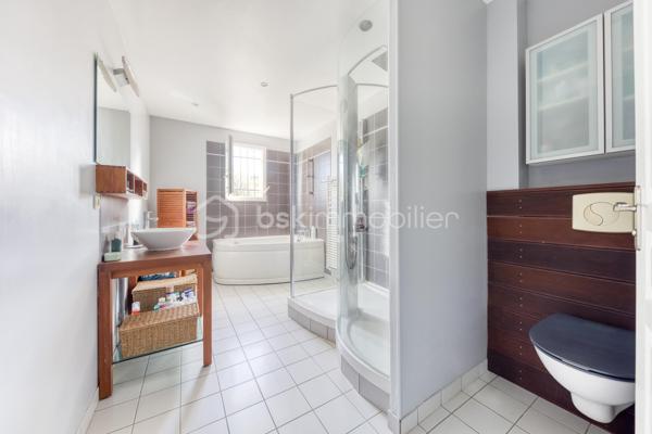 Située dans un environnement calme et recherché de Neuilly-sur-Marne, cette belle maison familiale de 125 m², construite sur vide sanitaire, offre un cadre de vie idéal pour une famille en quête d’espace, de confort et de tranquillité.
 Dès l’entrée, vous découvrirez un vaste double séjour traversant, baigné de lumière naturelle.
 Son ambiance chaleureuse et ses beaux volumes en font un véritable cœur de maison. La cuisine ouverte et conviviale, prolonge harmonieusement l’espace de vie et invite aux moments de partage.
 À l’étage, la maison propose 4 belles chambres aux grands volumes confortables ainsi qu’une grande salle de bain de 10M² fonctionnelle et divisible afin d'en créer deux, parfaitement adaptée à la vie de famille.
 À l’extérieur, le charme continue avec un agréable jardin exposé plein sud.
 Au fond du jardin, une dépendance offre de nombreuses possibilités : bureau pour le télétravail, atelier créatif, salle de jeux ou espace de rangement ou de vie.
 Un garage attenant à la maison complète ce bien.
 Aucun travaux à prévoir : cette maison soigneusement entretenue est prête à accueillir ses nouveaux propriétaires.