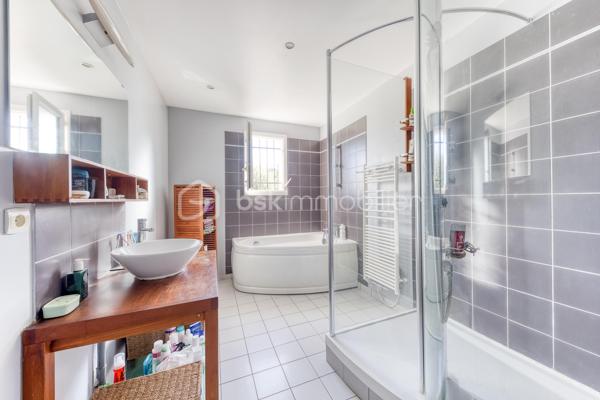 Située dans un environnement calme et recherché de Neuilly-sur-Marne, cette belle maison familiale de 125 m², construite sur vide sanitaire, offre un cadre de vie idéal pour une famille en quête d’espace, de confort et de tranquillité.
 Dès l’entrée, vous découvrirez un vaste double séjour traversant, baigné de lumière naturelle.
 Son ambiance chaleureuse et ses beaux volumes en font un véritable cœur de maison. La cuisine ouverte et conviviale, prolonge harmonieusement l’espace de vie et invite aux moments de partage.
 À l’étage, la maison propose 4 belles chambres aux grands volumes confortables ainsi qu’une grande salle de bain de 10M² fonctionnelle et divisible afin d'en créer deux, parfaitement adaptée à la vie de famille.
 À l’extérieur, le charme continue avec un agréable jardin exposé plein sud.
 Au fond du jardin, une dépendance offre de nombreuses possibilités : bureau pour le télétravail, atelier créatif, salle de jeux ou espace de rangement ou de vie.
 Un garage attenant à la maison complète ce bien.
 Aucun travaux à prévoir : cette maison soigneusement entretenue est prête à accueillir ses nouveaux propriétaires.