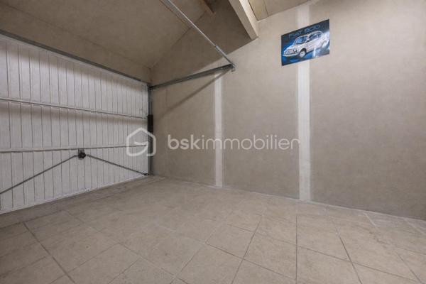 Située dans un environnement calme et recherché de Neuilly-sur-Marne, cette belle maison familiale de 125 m², construite sur vide sanitaire, offre un cadre de vie idéal pour une famille en quête d’espace, de confort et de tranquillité.
 Dès l’entrée, vous découvrirez un vaste double séjour traversant, baigné de lumière naturelle.
 Son ambiance chaleureuse et ses beaux volumes en font un véritable cœur de maison. La cuisine ouverte et conviviale, prolonge harmonieusement l’espace de vie et invite aux moments de partage.
 À l’étage, la maison propose 4 belles chambres aux grands volumes confortables ainsi qu’une grande salle de bain de 10M² fonctionnelle et divisible afin d'en créer deux, parfaitement adaptée à la vie de famille.
 À l’extérieur, le charme continue avec un agréable jardin exposé plein sud.
 Au fond du jardin, une dépendance offre de nombreuses possibilités : bureau pour le télétravail, atelier créatif, salle de jeux ou espace de rangement ou de vie.
 Un garage attenant à la maison complète ce bien.
 Aucun travaux à prévoir : cette maison soigneusement entretenue est prête à accueillir ses nouveaux propriétaires.