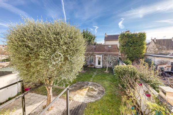 Située dans un environnement calme et recherché de Neuilly-sur-Marne, cette belle maison familiale de 125 m², construite sur vide sanitaire, offre un cadre de vie idéal pour une famille en quête d’espace, de confort et de tranquillité.
 Dès l’entrée, vous découvrirez un vaste double séjour traversant, baigné de lumière naturelle.
 Son ambiance chaleureuse et ses beaux volumes en font un véritable cœur de maison. La cuisine ouverte et conviviale, prolonge harmonieusement l’espace de vie et invite aux moments de partage.
 À l’étage, la maison propose 4 belles chambres aux grands volumes confortables ainsi qu’une grande salle de bain de 10M² fonctionnelle et divisible afin d'en créer deux, parfaitement adaptée à la vie de famille.
 À l’extérieur, le charme continue avec un agréable jardin exposé plein sud.
 Au fond du jardin, une dépendance offre de nombreuses possibilités : bureau pour le télétravail, atelier créatif, salle de jeux ou espace de rangement ou de vie.
 Un garage attenant à la maison complète ce bien.
 Aucun travaux à prévoir : cette maison soigneusement entretenue est prête à accueillir ses nouveaux propriétaires.