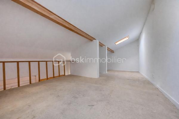 Située dans un environnement calme et recherché de Neuilly-sur-Marne, cette belle maison familiale de 125 m², construite sur vide sanitaire, offre un cadre de vie idéal pour une famille en quête d’espace, de confort et de tranquillité.
 Dès l’entrée, vous découvrirez un vaste double séjour traversant, baigné de lumière naturelle.
 Son ambiance chaleureuse et ses beaux volumes en font un véritable cœur de maison. La cuisine ouverte et conviviale, prolonge harmonieusement l’espace de vie et invite aux moments de partage.
 À l’étage, la maison propose 4 belles chambres aux grands volumes confortables ainsi qu’une grande salle de bain de 10M² fonctionnelle et divisible afin d'en créer deux, parfaitement adaptée à la vie de famille.
 À l’extérieur, le charme continue avec un agréable jardin exposé plein sud.
 Au fond du jardin, une dépendance offre de nombreuses possibilités : bureau pour le télétravail, atelier créatif, salle de jeux ou espace de rangement ou de vie.
 Un garage attenant à la maison complète ce bien.
 Aucun travaux à prévoir : cette maison soigneusement entretenue est prête à accueillir ses nouveaux propriétaires.