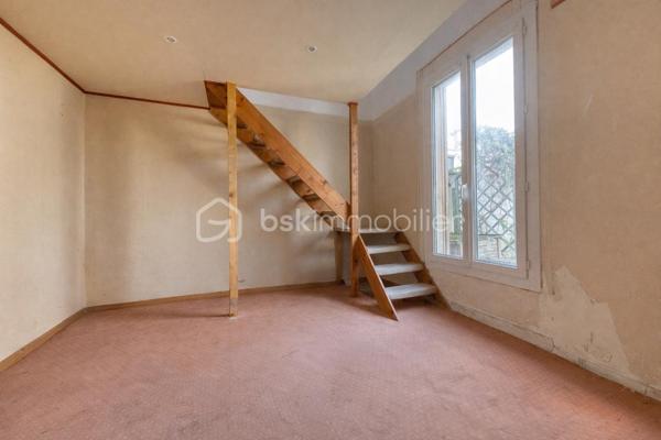 Située dans un environnement calme et recherché de Neuilly-sur-Marne, cette belle maison familiale de 125 m², construite sur vide sanitaire, offre un cadre de vie idéal pour une famille en quête d’espace, de confort et de tranquillité.
 Dès l’entrée, vous découvrirez un vaste double séjour traversant, baigné de lumière naturelle.
 Son ambiance chaleureuse et ses beaux volumes en font un véritable cœur de maison. La cuisine ouverte et conviviale, prolonge harmonieusement l’espace de vie et invite aux moments de partage.
 À l’étage, la maison propose 4 belles chambres aux grands volumes confortables ainsi qu’une grande salle de bain de 10M² fonctionnelle et divisible afin d'en créer deux, parfaitement adaptée à la vie de famille.
 À l’extérieur, le charme continue avec un agréable jardin exposé plein sud.
 Au fond du jardin, une dépendance offre de nombreuses possibilités : bureau pour le télétravail, atelier créatif, salle de jeux ou espace de rangement ou de vie.
 Un garage attenant à la maison complète ce bien.
 Aucun travaux à prévoir : cette maison soigneusement entretenue est prête à accueillir ses nouveaux propriétaires.