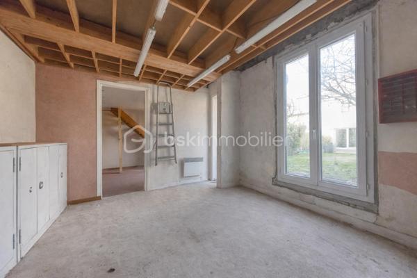 Située dans un environnement calme et recherché de Neuilly-sur-Marne, cette belle maison familiale de 125 m², construite sur vide sanitaire, offre un cadre de vie idéal pour une famille en quête d’espace, de confort et de tranquillité.
 Dès l’entrée, vous découvrirez un vaste double séjour traversant, baigné de lumière naturelle.
 Son ambiance chaleureuse et ses beaux volumes en font un véritable cœur de maison. La cuisine ouverte et conviviale, prolonge harmonieusement l’espace de vie et invite aux moments de partage.
 À l’étage, la maison propose 4 belles chambres aux grands volumes confortables ainsi qu’une grande salle de bain de 10M² fonctionnelle et divisible afin d'en créer deux, parfaitement adaptée à la vie de famille.
 À l’extérieur, le charme continue avec un agréable jardin exposé plein sud.
 Au fond du jardin, une dépendance offre de nombreuses possibilités : bureau pour le télétravail, atelier créatif, salle de jeux ou espace de rangement ou de vie.
 Un garage attenant à la maison complète ce bien.
 Aucun travaux à prévoir : cette maison soigneusement entretenue est prête à accueillir ses nouveaux propriétaires.