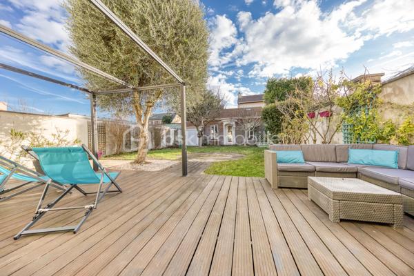 Située dans un environnement calme et recherché de Neuilly-sur-Marne, cette belle maison familiale de 125 m², construite sur vide sanitaire, offre un cadre de vie idéal pour une famille en quête d’espace, de confort et de tranquillité.
 Dès l’entrée, vous découvrirez un vaste double séjour traversant, baigné de lumière naturelle.
 Son ambiance chaleureuse et ses beaux volumes en font un véritable cœur de maison. La cuisine ouverte et conviviale, prolonge harmonieusement l’espace de vie et invite aux moments de partage.
 À l’étage, la maison propose 4 belles chambres aux grands volumes confortables ainsi qu’une grande salle de bain de 10M² fonctionnelle et divisible afin d'en créer deux, parfaitement adaptée à la vie de famille.
 À l’extérieur, le charme continue avec un agréable jardin exposé plein sud.
 Au fond du jardin, une dépendance offre de nombreuses possibilités : bureau pour le télétravail, atelier créatif, salle de jeux ou espace de rangement ou de vie.
 Un garage attenant à la maison complète ce bien.
 Aucun travaux à prévoir : cette maison soigneusement entretenue est prête à accueillir ses nouveaux propriétaires.