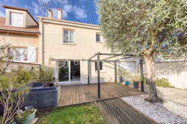 Située dans un environnement calme et recherché de Neuilly-sur-Marne, cette belle maison familiale de 125 m², construite sur vide sanitaire, offre un cadre de vie idéal pour une famille en quête d’espace, de confort et de tranquillité.
 Dès l’entrée, vous découvrirez un vaste double séjour traversant, baigné de lumière naturelle.
 Son ambiance chaleureuse et ses beaux volumes en font un véritable cœur de maison. La cuisine ouverte et conviviale, prolonge harmonieusement l’espace de vie et invite aux moments de partage.
 À l’étage, la maison propose 4 belles chambres aux grands volumes confortables ainsi qu’une grande salle de bain de 10M² fonctionnelle et divisible afin d'en créer deux, parfaitement adaptée à la vie de famille.
 À l’extérieur, le charme continue avec un agréable jardin exposé plein sud.
 Au fond du jardin, une dépendance offre de nombreuses possibilités : bureau pour le télétravail, atelier créatif, salle de jeux ou espace de rangement ou de vie.
 Un garage attenant à la maison complète ce bien.
 Aucun travaux à prévoir : cette maison soigneusement entretenue est prête à accueillir ses nouveaux propriétaires.