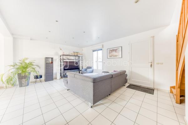 Située dans un environnement calme et recherché de Neuilly-sur-Marne, cette belle maison familiale de 125 m², construite sur vide sanitaire, offre un cadre de vie idéal pour une famille en quête d’espace, de confort et de tranquillité.
 Dès l’entrée, vous découvrirez un vaste double séjour traversant, baigné de lumière naturelle.
 Son ambiance chaleureuse et ses beaux volumes en font un véritable cœur de maison. La cuisine ouverte et conviviale, prolonge harmonieusement l’espace de vie et invite aux moments de partage.
 À l’étage, la maison propose 4 belles chambres aux grands volumes confortables ainsi qu’une grande salle de bain de 10M² fonctionnelle et divisible afin d'en créer deux, parfaitement adaptée à la vie de famille.
 À l’extérieur, le charme continue avec un agréable jardin exposé plein sud.
 Au fond du jardin, une dépendance offre de nombreuses possibilités : bureau pour le télétravail, atelier créatif, salle de jeux ou espace de rangement ou de vie.
 Un garage attenant à la maison complète ce bien.
 Aucun travaux à prévoir : cette maison soigneusement entretenue est prête à accueillir ses nouveaux propriétaires.