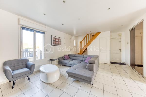 Située dans un environnement calme et recherché de Neuilly-sur-Marne, cette belle maison familiale de 125 m², construite sur vide sanitaire, offre un cadre de vie idéal pour une famille en quête d’espace, de confort et de tranquillité.
 Dès l’entrée, vous découvrirez un vaste double séjour traversant, baigné de lumière naturelle.
 Son ambiance chaleureuse et ses beaux volumes en font un véritable cœur de maison. La cuisine ouverte et conviviale, prolonge harmonieusement l’espace de vie et invite aux moments de partage.
 À l’étage, la maison propose 4 belles chambres aux grands volumes confortables ainsi qu’une grande salle de bain de 10M² fonctionnelle et divisible afin d'en créer deux, parfaitement adaptée à la vie de famille.
 À l’extérieur, le charme continue avec un agréable jardin exposé plein sud.
 Au fond du jardin, une dépendance offre de nombreuses possibilités : bureau pour le télétravail, atelier créatif, salle de jeux ou espace de rangement ou de vie.
 Un garage attenant à la maison complète ce bien.
 Aucun travaux à prévoir : cette maison soigneusement entretenue est prête à accueillir ses nouveaux propriétaires.