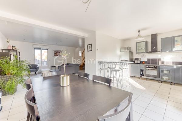 Située dans un environnement calme et recherché de Neuilly-sur-Marne, cette belle maison familiale de 125 m², construite sur vide sanitaire, offre un cadre de vie idéal pour une famille en quête d’espace, de confort et de tranquillité.
 Dès l’entrée, vous découvrirez un vaste double séjour traversant, baigné de lumière naturelle.
 Son ambiance chaleureuse et ses beaux volumes en font un véritable cœur de maison. La cuisine ouverte et conviviale, prolonge harmonieusement l’espace de vie et invite aux moments de partage.
 À l’étage, la maison propose 4 belles chambres aux grands volumes confortables ainsi qu’une grande salle de bain de 10M² fonctionnelle et divisible afin d'en créer deux, parfaitement adaptée à la vie de famille.
 À l’extérieur, le charme continue avec un agréable jardin exposé plein sud.
 Au fond du jardin, une dépendance offre de nombreuses possibilités : bureau pour le télétravail, atelier créatif, salle de jeux ou espace de rangement ou de vie.
 Un garage attenant à la maison complète ce bien.
 Aucun travaux à prévoir : cette maison soigneusement entretenue est prête à accueillir ses nouveaux propriétaires.
