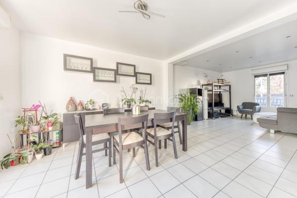 Située dans un environnement calme et recherché de Neuilly-sur-Marne, cette belle maison familiale de 125 m², construite sur vide sanitaire, offre un cadre de vie idéal pour une famille en quête d’espace, de confort et de tranquillité.
 Dès l’entrée, vous découvrirez un vaste double séjour traversant, baigné de lumière naturelle.
 Son ambiance chaleureuse et ses beaux volumes en font un véritable cœur de maison. La cuisine ouverte et conviviale, prolonge harmonieusement l’espace de vie et invite aux moments de partage.
 À l’étage, la maison propose 4 belles chambres aux grands volumes confortables ainsi qu’une grande salle de bain de 10M² fonctionnelle et divisible afin d'en créer deux, parfaitement adaptée à la vie de famille.
 À l’extérieur, le charme continue avec un agréable jardin exposé plein sud.
 Au fond du jardin, une dépendance offre de nombreuses possibilités : bureau pour le télétravail, atelier créatif, salle de jeux ou espace de rangement ou de vie.
 Un garage attenant à la maison complète ce bien.
 Aucun travaux à prévoir : cette maison soigneusement entretenue est prête à accueillir ses nouveaux propriétaires.