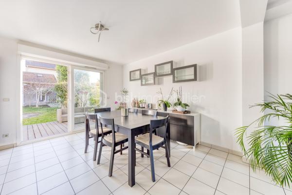Située dans un environnement calme et recherché de Neuilly-sur-Marne, cette belle maison familiale de 125 m², construite sur vide sanitaire, offre un cadre de vie idéal pour une famille en quête d’espace, de confort et de tranquillité.
 Dès l’entrée, vous découvrirez un vaste double séjour traversant, baigné de lumière naturelle.
 Son ambiance chaleureuse et ses beaux volumes en font un véritable cœur de maison. La cuisine ouverte et conviviale, prolonge harmonieusement l’espace de vie et invite aux moments de partage.
 À l’étage, la maison propose 4 belles chambres aux grands volumes confortables ainsi qu’une grande salle de bain de 10M² fonctionnelle et divisible afin d'en créer deux, parfaitement adaptée à la vie de famille.
 À l’extérieur, le charme continue avec un agréable jardin exposé plein sud.
 Au fond du jardin, une dépendance offre de nombreuses possibilités : bureau pour le télétravail, atelier créatif, salle de jeux ou espace de rangement ou de vie.
 Un garage attenant à la maison complète ce bien.
 Aucun travaux à prévoir : cette maison soigneusement entretenue est prête à accueillir ses nouveaux propriétaires.