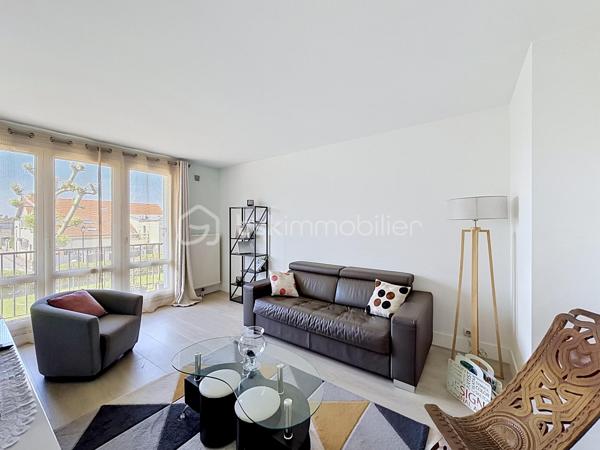 Dans une résidence calme, bien entretenue avec gardien, découvrez cet agréable appartement 2 pièces, idéal pour un premier achat ou un investissement locatif.
Situé au 2ᵉ étage sans ascenseur, cet appartement fonctionnel se compose de :

Une entrée avec placard
Un séjour lumineux ouvrant sur un balcon, offrant un espace de vie confortable
Une cuisine aménagée
Une chambre avec placard intégré
Une salle d’eau et un WC séparé

Petits travaux à prévoir

Rénovation de la salle de bain
Réfection du sol du couloir

💡 Le prix de vente tient compte de ces travaux, offrant un beau potentiel de valorisation après rénovation.

Les + du bien
✅ Chauffage individuel au gaz
✅ Balcon
✅ Cave, idéale pour le stockage
✅ Place de parking privative
✅ Résidence calme
✅ Bonne distribution des espaces

Localisation
Situé dans le bas de Limeil, secteur recherché des Varennes, à proximité immédiate :

des commerces
des écoles
des transports

Un cadre de vie pratique et agréable au quotidien.

Offrant ainsi un cadre de vie pratique et agréable au quotidien.

Idéal pour :
✔ Primo-accédant
✔ Investisseur (bonne rentabilité potentielle)

🎯 Une opportunité à saisir !
📞 Je suis disponible 7j/7 pour organiser une visite et vous accompagner dans votre projet immobilier.
