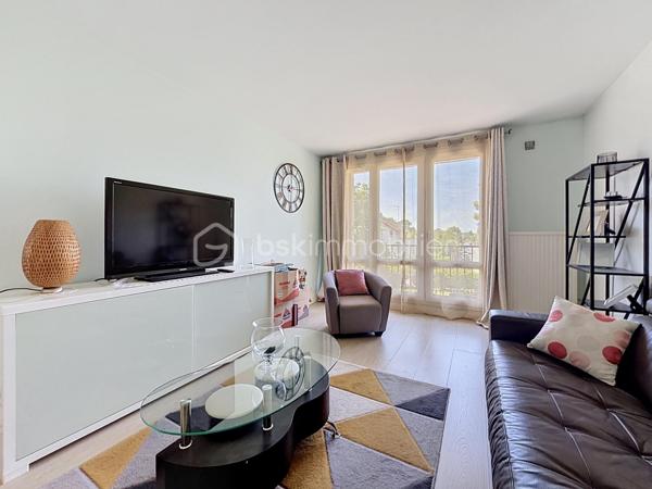 Dans une résidence calme, bien entretenue avec gardien, découvrez cet agréable appartement 2 pièces, idéal pour un premier achat ou un investissement locatif.
Situé au 2ᵉ étage sans ascenseur, cet appartement fonctionnel se compose de :

Une entrée avec placard
Un séjour lumineux ouvrant sur un balcon, offrant un espace de vie confortable
Une cuisine aménagée
Une chambre avec placard intégré
Une salle d’eau et un WC séparé

Petits travaux à prévoir

Rénovation de la salle de bain
Réfection du sol du couloir

💡 Le prix de vente tient compte de ces travaux, offrant un beau potentiel de valorisation après rénovation.

Les + du bien
✅ Chauffage individuel au gaz
✅ Balcon
✅ Cave, idéale pour le stockage
✅ Place de parking privative
✅ Résidence calme
✅ Bonne distribution des espaces

Localisation
Situé dans le bas de Limeil, secteur recherché des Varennes, à proximité immédiate :

des commerces
des écoles
des transports

Un cadre de vie pratique et agréable au quotidien.

Offrant ainsi un cadre de vie pratique et agréable au quotidien.

Idéal pour :
✔ Primo-accédant
✔ Investisseur (bonne rentabilité potentielle)

🎯 Une opportunité à saisir !
📞 Je suis disponible 7j/7 pour organiser une visite et vous accompagner dans votre projet immobilier.