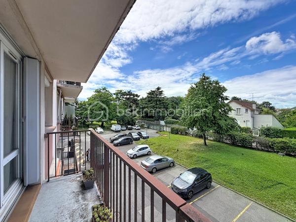 Dans une résidence calme, bien entretenue avec gardien, découvrez cet agréable appartement 2 pièces, idéal pour un premier achat ou un investissement locatif.
Situé au 2ᵉ étage sans ascenseur, cet appartement fonctionnel se compose de :

Une entrée avec placard
Un séjour lumineux ouvrant sur un balcon, offrant un espace de vie confortable
Une cuisine aménagée
Une chambre avec placard intégré
Une salle d’eau et un WC séparé

Petits travaux à prévoir

Rénovation de la salle de bain
Réfection du sol du couloir

💡 Le prix de vente tient compte de ces travaux, offrant un beau potentiel de valorisation après rénovation.

Les + du bien
✅ Chauffage individuel au gaz
✅ Balcon
✅ Cave, idéale pour le stockage
✅ Place de parking privative
✅ Résidence calme
✅ Bonne distribution des espaces

Localisation
Situé dans le bas de Limeil, secteur recherché des Varennes, à proximité immédiate :

des commerces
des écoles
des transports

Un cadre de vie pratique et agréable au quotidien.

Offrant ainsi un cadre de vie pratique et agréable au quotidien.

Idéal pour :
✔ Primo-accédant
✔ Investisseur (bonne rentabilité potentielle)

🎯 Une opportunité à saisir !
📞 Je suis disponible 7j/7 pour organiser une visite et vous accompagner dans votre projet immobilier.