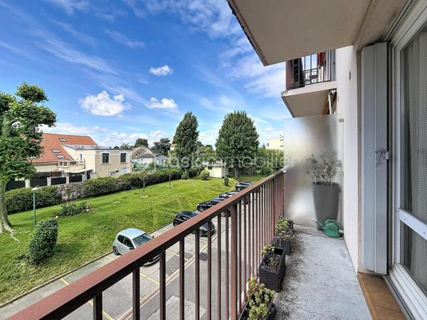 Dans une résidence calme, bien entretenue avec gardien, découvrez cet agréable appartement 2 pièces, idéal pour un premier achat ou un investissement locatif.
Situé au 2ᵉ étage sans ascenseur, cet appartement fonctionnel se compose de :

Une entrée avec placard
Un séjour lumineux ouvrant sur un balcon, offrant un espace de vie confortable
Une cuisine aménagée
Une chambre avec placard intégré
Une salle d’eau et un WC séparé

Petits travaux à prévoir

Rénovation de la salle de bain
Réfection du sol du couloir

💡 Le prix de vente tient compte de ces travaux, offrant un beau potentiel de valorisation après rénovation.

Les + du bien
✅ Chauffage individuel au gaz
✅ Balcon
✅ Cave, idéale pour le stockage
✅ Place de parking privative
✅ Résidence calme
✅ Bonne distribution des espaces

Localisation
Situé dans le bas de Limeil, secteur recherché des Varennes, à proximité immédiate :

des commerces
des écoles
des transports

Un cadre de vie pratique et agréable au quotidien.

Offrant ainsi un cadre de vie pratique et agréable au quotidien.

Idéal pour :
✔ Primo-accédant
✔ Investisseur (bonne rentabilité potentielle)

🎯 Une opportunité à saisir !
📞 Je suis disponible 7j/7 pour organiser une visite et vous accompagner dans votre projet immobilier.