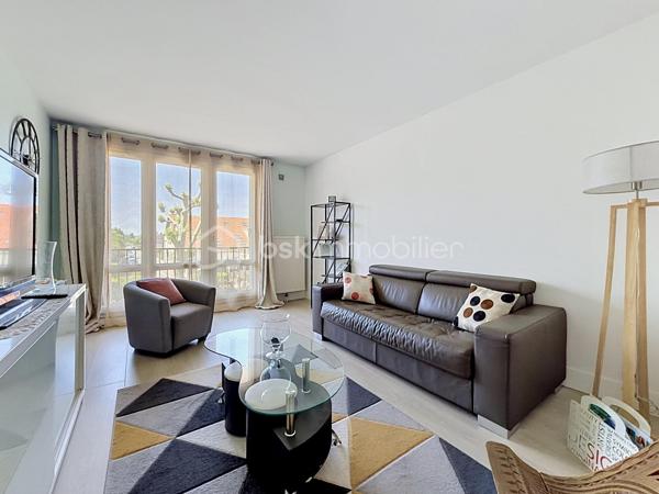 Dans une résidence calme, bien entretenue avec gardien, découvrez cet agréable appartement 2 pièces, idéal pour un premier achat ou un investissement locatif.
Situé au 2ᵉ étage sans ascenseur, cet appartement fonctionnel se compose de :

Une entrée avec placard
Un séjour lumineux ouvrant sur un balcon, offrant un espace de vie confortable
Une cuisine aménagée
Une chambre avec placard intégré
Une salle d’eau et un WC séparé

Petits travaux à prévoir

Rénovation de la salle de bain
Réfection du sol du couloir

💡 Le prix de vente tient compte de ces travaux, offrant un beau potentiel de valorisation après rénovation.

Les + du bien
✅ Chauffage individuel au gaz
✅ Balcon
✅ Cave, idéale pour le stockage
✅ Place de parking privative
✅ Résidence calme
✅ Bonne distribution des espaces

Localisation
Situé dans le bas de Limeil, secteur recherché des Varennes, à proximité immédiate :

des commerces
des écoles
des transports

Un cadre de vie pratique et agréable au quotidien.

Offrant ainsi un cadre de vie pratique et agréable au quotidien.

Idéal pour :
✔ Primo-accédant
✔ Investisseur (bonne rentabilité potentielle)

🎯 Une opportunité à saisir !
📞 Je suis disponible 7j/7 pour organiser une visite et vous accompagner dans votre projet immobilier.