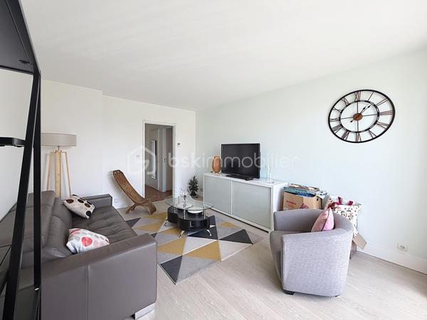 Dans une résidence calme, bien entretenue avec gardien, découvrez cet agréable appartement 2 pièces, idéal pour un premier achat ou un investissement locatif.
Situé au 2ᵉ étage sans ascenseur, cet appartement fonctionnel se compose de :

Une entrée avec placard
Un séjour lumineux ouvrant sur un balcon, offrant un espace de vie confortable
Une cuisine aménagée
Une chambre avec placard intégré
Une salle d’eau et un WC séparé

Petits travaux à prévoir

Rénovation de la salle de bain
Réfection du sol du couloir

💡 Le prix de vente tient compte de ces travaux, offrant un beau potentiel de valorisation après rénovation.

Les + du bien
✅ Chauffage individuel au gaz
✅ Balcon
✅ Cave, idéale pour le stockage
✅ Place de parking privative
✅ Résidence calme
✅ Bonne distribution des espaces

Localisation
Situé dans le bas de Limeil, secteur recherché des Varennes, à proximité immédiate :

des commerces
des écoles
des transports

Un cadre de vie pratique et agréable au quotidien.

Offrant ainsi un cadre de vie pratique et agréable au quotidien.

Idéal pour :
✔ Primo-accédant
✔ Investisseur (bonne rentabilité potentielle)

🎯 Une opportunité à saisir !
📞 Je suis disponible 7j/7 pour organiser une visite et vous accompagner dans votre projet immobilier.
