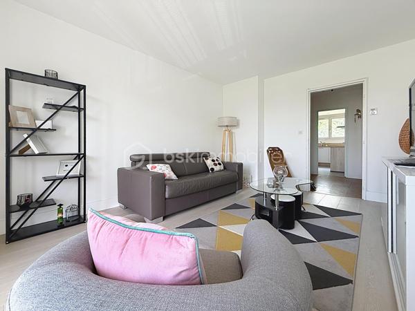 Dans une résidence calme, bien entretenue avec gardien, découvrez cet agréable appartement 2 pièces, idéal pour un premier achat ou un investissement locatif.
Situé au 2ᵉ étage sans ascenseur, cet appartement fonctionnel se compose de :

Une entrée avec placard
Un séjour lumineux ouvrant sur un balcon, offrant un espace de vie confortable
Une cuisine aménagée
Une chambre avec placard intégré
Une salle d’eau et un WC séparé

Petits travaux à prévoir

Rénovation de la salle de bain
Réfection du sol du couloir

💡 Le prix de vente tient compte de ces travaux, offrant un beau potentiel de valorisation après rénovation.

Les + du bien
✅ Chauffage individuel au gaz
✅ Balcon
✅ Cave, idéale pour le stockage
✅ Place de parking privative
✅ Résidence calme
✅ Bonne distribution des espaces

Localisation
Situé dans le bas de Limeil, secteur recherché des Varennes, à proximité immédiate :

des commerces
des écoles
des transports

Un cadre de vie pratique et agréable au quotidien.

Offrant ainsi un cadre de vie pratique et agréable au quotidien.

Idéal pour :
✔ Primo-accédant
✔ Investisseur (bonne rentabilité potentielle)

🎯 Une opportunité à saisir !
📞 Je suis disponible 7j/7 pour organiser une visite et vous accompagner dans votre projet immobilier.