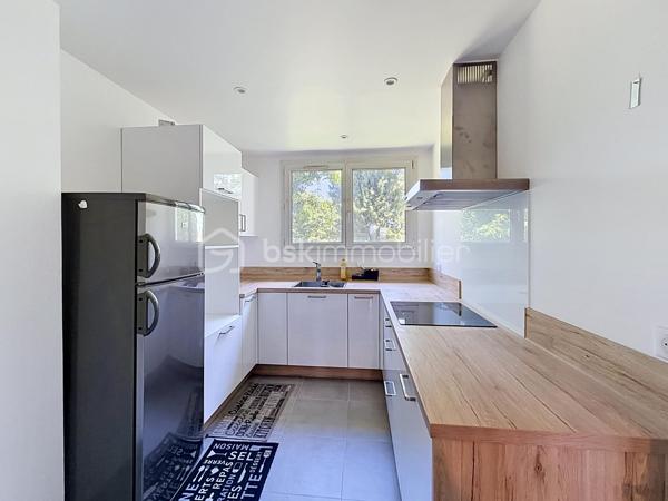 Dans une résidence calme, bien entretenue avec gardien, découvrez cet agréable appartement 2 pièces, idéal pour un premier achat ou un investissement locatif.
Situé au 2ᵉ étage sans ascenseur, cet appartement fonctionnel se compose de :

Une entrée avec placard
Un séjour lumineux ouvrant sur un balcon, offrant un espace de vie confortable
Une cuisine aménagée
Une chambre avec placard intégré
Une salle d’eau et un WC séparé

Petits travaux à prévoir

Rénovation de la salle de bain
Réfection du sol du couloir

💡 Le prix de vente tient compte de ces travaux, offrant un beau potentiel de valorisation après rénovation.

Les + du bien
✅ Chauffage individuel au gaz
✅ Balcon
✅ Cave, idéale pour le stockage
✅ Place de parking privative
✅ Résidence calme
✅ Bonne distribution des espaces

Localisation
Situé dans le bas de Limeil, secteur recherché des Varennes, à proximité immédiate :

des commerces
des écoles
des transports

Un cadre de vie pratique et agréable au quotidien.

Offrant ainsi un cadre de vie pratique et agréable au quotidien.

Idéal pour :
✔ Primo-accédant
✔ Investisseur (bonne rentabilité potentielle)

🎯 Une opportunité à saisir !
📞 Je suis disponible 7j/7 pour organiser une visite et vous accompagner dans votre projet immobilier.