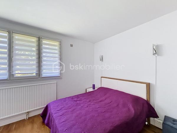 Dans une résidence calme, bien entretenue avec gardien, découvrez cet agréable appartement 2 pièces, idéal pour un premier achat ou un investissement locatif.
Situé au 2ᵉ étage sans ascenseur, cet appartement fonctionnel se compose de :

Une entrée avec placard
Un séjour lumineux ouvrant sur un balcon, offrant un espace de vie confortable
Une cuisine aménagée
Une chambre avec placard intégré
Une salle d’eau et un WC séparé

Petits travaux à prévoir

Rénovation de la salle de bain
Réfection du sol du couloir

💡 Le prix de vente tient compte de ces travaux, offrant un beau potentiel de valorisation après rénovation.

Les + du bien
✅ Chauffage individuel au gaz
✅ Balcon
✅ Cave, idéale pour le stockage
✅ Place de parking privative
✅ Résidence calme
✅ Bonne distribution des espaces

Localisation
Situé dans le bas de Limeil, secteur recherché des Varennes, à proximité immédiate :

des commerces
des écoles
des transports

Un cadre de vie pratique et agréable au quotidien.

Offrant ainsi un cadre de vie pratique et agréable au quotidien.

Idéal pour :
✔ Primo-accédant
✔ Investisseur (bonne rentabilité potentielle)

🎯 Une opportunité à saisir !
📞 Je suis disponible 7j/7 pour organiser une visite et vous accompagner dans votre projet immobilier.