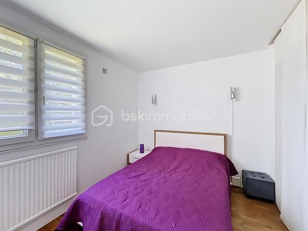 Dans une résidence calme, bien entretenue avec gardien, découvrez cet agréable appartement 2 pièces, idéal pour un premier achat ou un investissement locatif.
Situé au 2ᵉ étage sans ascenseur, cet appartement fonctionnel se compose de :

Une entrée avec placard
Un séjour lumineux ouvrant sur un balcon, offrant un espace de vie confortable
Une cuisine aménagée
Une chambre avec placard intégré
Une salle d’eau et un WC séparé

Petits travaux à prévoir

Rénovation de la salle de bain
Réfection du sol du couloir

💡 Le prix de vente tient compte de ces travaux, offrant un beau potentiel de valorisation après rénovation.

Les + du bien
✅ Chauffage individuel au gaz
✅ Balcon
✅ Cave, idéale pour le stockage
✅ Place de parking privative
✅ Résidence calme
✅ Bonne distribution des espaces

Localisation
Situé dans le bas de Limeil, secteur recherché des Varennes, à proximité immédiate :

des commerces
des écoles
des transports

Un cadre de vie pratique et agréable au quotidien.

Offrant ainsi un cadre de vie pratique et agréable au quotidien.

Idéal pour :
✔ Primo-accédant
✔ Investisseur (bonne rentabilité potentielle)

🎯 Une opportunité à saisir !
📞 Je suis disponible 7j/7 pour organiser une visite et vous accompagner dans votre projet immobilier.