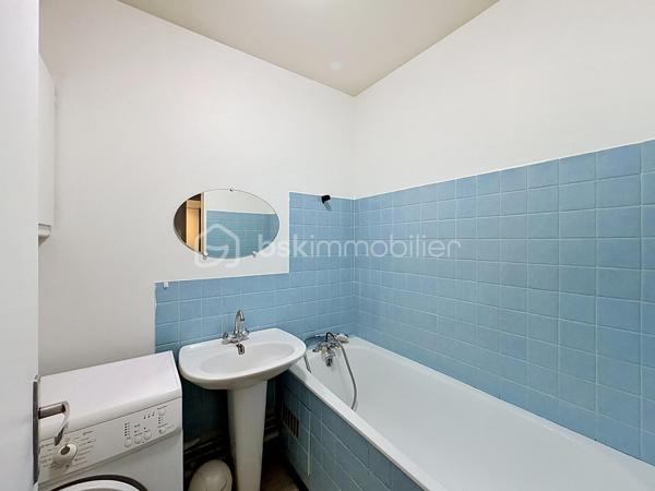 Dans une résidence calme, bien entretenue avec gardien, découvrez cet agréable appartement 2 pièces, idéal pour un premier achat ou un investissement locatif.
Situé au 2ᵉ étage sans ascenseur, cet appartement fonctionnel se compose de :

Une entrée avec placard
Un séjour lumineux ouvrant sur un balcon, offrant un espace de vie confortable
Une cuisine aménagée
Une chambre avec placard intégré
Une salle d’eau et un WC séparé

Petits travaux à prévoir

Rénovation de la salle de bain
Réfection du sol du couloir

💡 Le prix de vente tient compte de ces travaux, offrant un beau potentiel de valorisation après rénovation.

Les + du bien
✅ Chauffage individuel au gaz
✅ Balcon
✅ Cave, idéale pour le stockage
✅ Place de parking privative
✅ Résidence calme
✅ Bonne distribution des espaces

Localisation
Situé dans le bas de Limeil, secteur recherché des Varennes, à proximité immédiate :

des commerces
des écoles
des transports

Un cadre de vie pratique et agréable au quotidien.

Offrant ainsi un cadre de vie pratique et agréable au quotidien.

Idéal pour :
✔ Primo-accédant
✔ Investisseur (bonne rentabilité potentielle)

🎯 Une opportunité à saisir !
📞 Je suis disponible 7j/7 pour organiser une visite et vous accompagner dans votre projet immobilier.