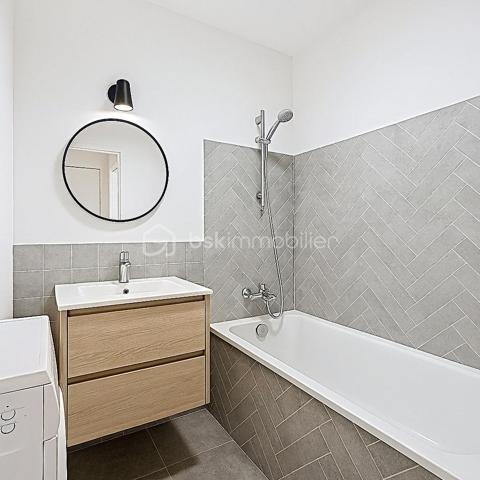 Dans une résidence calme, bien entretenue avec gardien, découvrez cet agréable appartement 2 pièces, idéal pour un premier achat ou un investissement locatif.
Situé au 2ᵉ étage sans ascenseur, cet appartement fonctionnel se compose de :

Une entrée avec placard
Un séjour lumineux ouvrant sur un balcon, offrant un espace de vie confortable
Une cuisine aménagée
Une chambre avec placard intégré
Une salle d’eau et un WC séparé

Petits travaux à prévoir

Rénovation de la salle de bain
Réfection du sol du couloir

💡 Le prix de vente tient compte de ces travaux, offrant un beau potentiel de valorisation après rénovation.

Les + du bien
✅ Chauffage individuel au gaz
✅ Balcon
✅ Cave, idéale pour le stockage
✅ Place de parking privative
✅ Résidence calme
✅ Bonne distribution des espaces

Localisation
Situé dans le bas de Limeil, secteur recherché des Varennes, à proximité immédiate :

des commerces
des écoles
des transports

Un cadre de vie pratique et agréable au quotidien.

Offrant ainsi un cadre de vie pratique et agréable au quotidien.

Idéal pour :
✔ Primo-accédant
✔ Investisseur (bonne rentabilité potentielle)

🎯 Une opportunité à saisir !
📞 Je suis disponible 7j/7 pour organiser une visite et vous accompagner dans votre projet immobilier.