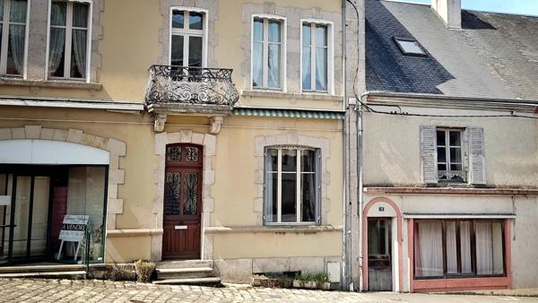 Quatre bâtiments offrant un fort potentiel au cœur d'une ville en plein essor