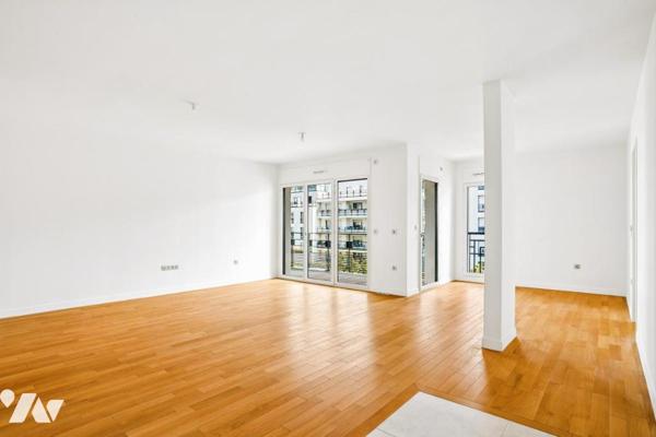 NEUILLY SUR SEINE - ILE DE LA JATTE - 5 PIECES AVEC BALCON/TERRASSE. ETAGE ELEVE.